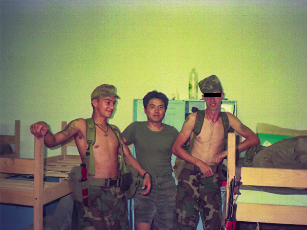 ボスニアでのクロアチア軍の兵舎。居室で戦友たちと（筆者提供）