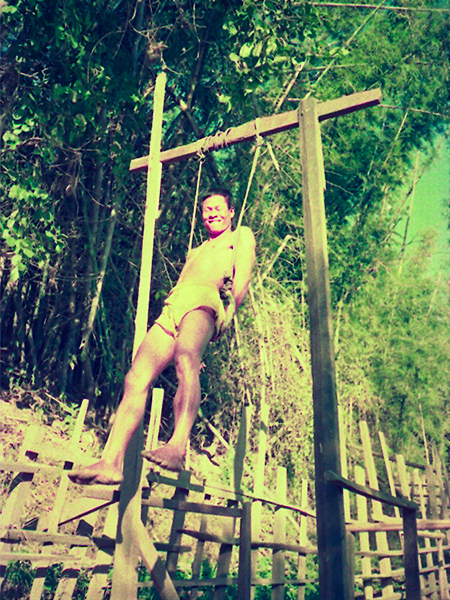 ミャンマーのカレン軍キャンプ。モエイ川のほとりに作ったつり輪。「みんな水浴びに来るついでに使っていましたと高部氏（筆者提供）