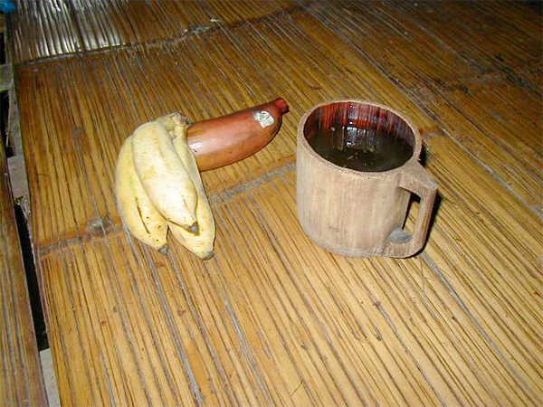 ミャンマー、カレン軍の最前線でのある日の朝食。バナナとお茶。バナナは１人１本（筆者提供）