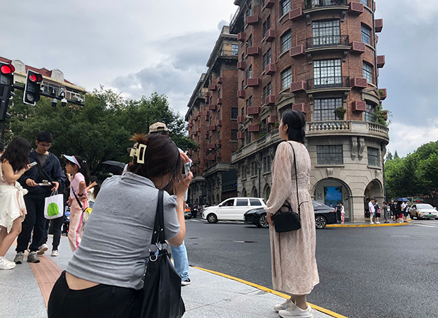 上海市の街中では、ペイパイを利用している人の姿が多く見られた＝上海市徐匯区の武康大楼