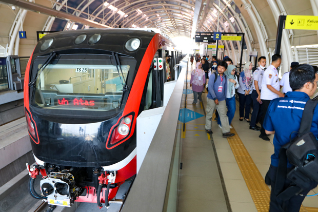 ８月18日の本開業に向けて試験運行を開始したジャカルタ首都圏の軽量軌道交通（ＬＲＴ）＝７月12日、ジャカルタ特別州（ＮＮＡ撮影）