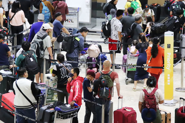 ニノイ・アキノ国際空港は混雑が戻っている＝７月、マニラ首都圏（ＮＮＡ撮影）