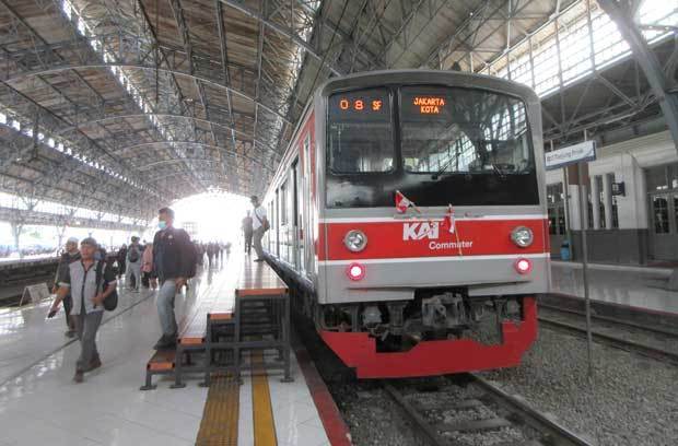 ジャカルタ・タンジュンプリオク駅に停車中のＪＲ東日本からの中古電車＝2023年８月（筆者撮影）