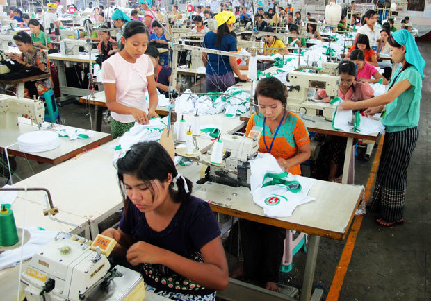 ヤンゴンの縫製工場で働く労働者＝2015年３月24日、ミャンマー（picture alliance／アフロ） 
