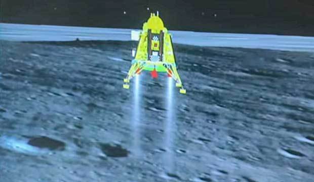 月面に着陸する直前の「チャンドラヤーン３号」＝23日（ＰＴＩ）