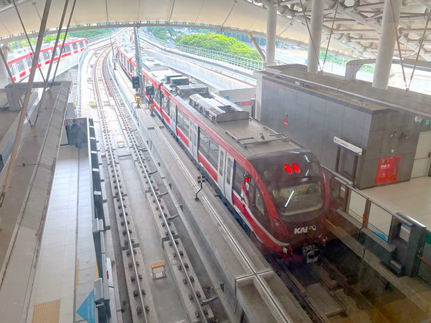 東ジャカルタのチャワン駅に乗り入れるジャカルタ首都圏の軽量軌道交通（ＬＲＴ）の車両＝28日、ジャカルタ特別州（ＮＮＡ撮影）