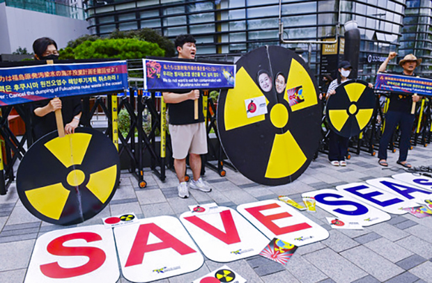 ソウルの日本大使館前で、東京電力福島第１原発の処理水放出に反対する市民ら＝８月22日（共同）