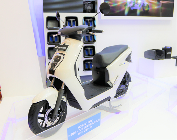 ホンダはインドネシアで一般向けの電動バイクを初投入した＝８月11日、ガイキンド・インドネシア国際オートショー会場（ＮＮＡ撮影）
