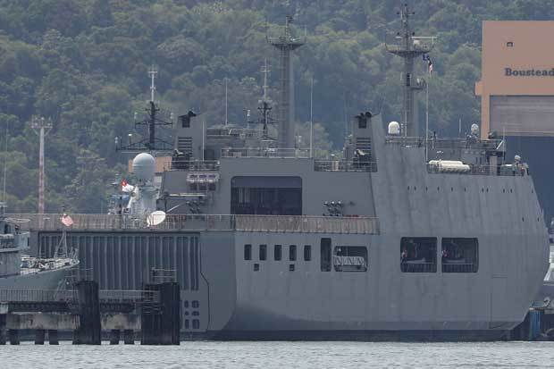 制裁中の2019年に引き渡されたミャンマー海軍のドック型輸送揚陸艦。21年にはマレーシアからの難民移送の一方、クーデターでの兵員輸送にも用いられた＝21年２月（ロイター/アフロ）