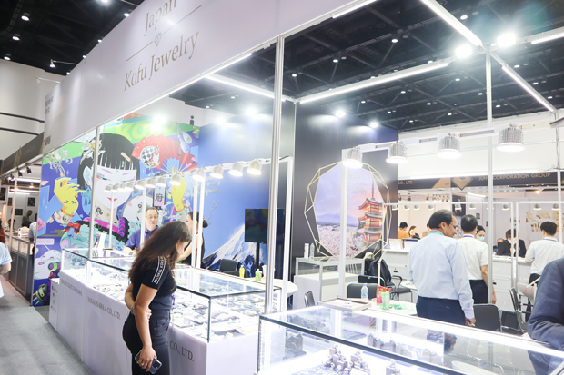 「バンコク宝石・宝飾品フェア2023」で山梨県内の企業８社が、甲府の宝飾品をアピールした＝６日、タイ・バンコク（ＮＮＡ撮影） 