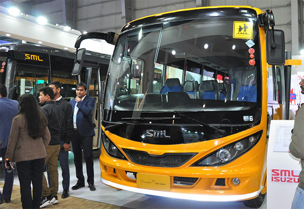 ＳＭＬいすゞが自動車見本市「オート・エキスポ2023」で展示した中型スクールバス。圧縮天然ガス（ＣＮＧ）車でラグジュアリー仕様になっている＝１月、インド北部ウッタルプラデシュ州グレーターノイダ（ＮＮＡ撮影） 