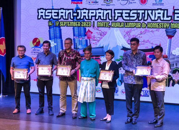 「ＡＳＥＡＮ日本フェスティバル2023」の開会式に出席したサハリマン氏（中央）、ＪＩＣＡマレーシア事務所、在マレーシア日本大使館の関係者ら＝16日、クアラルンプール（ＮＮＡ撮影）