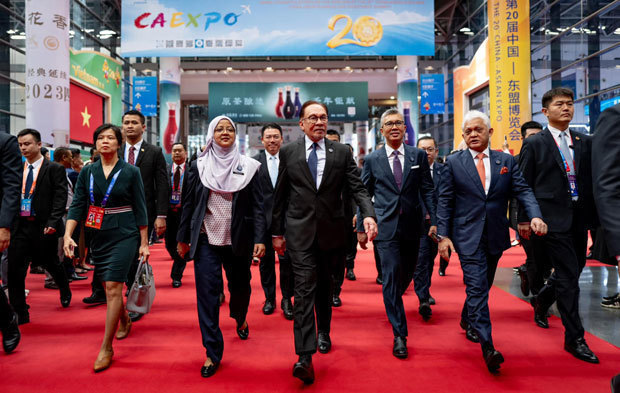 中国ＡＳＥＡＮエキスポ（ＣＡＥＸＰＯ）を訪問したアンワル首相（中央）＝17日、中国・広西チワン族自治区南寧市（アンワル氏の公式フェイスブックより）