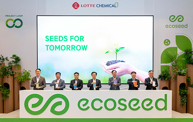ロッテケミカルは18日にソウル市内で開かれたイベントで環境配慮型素材ブランドを発表（同社提供）