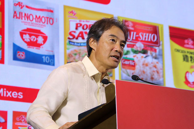 設立65周年イベントで事業概要を説明するフィリピン味の素の尾崎社長＝20日、タギッグ市（ＮＮＡ撮影）