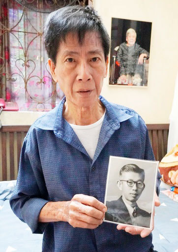元残留日本兵の父親の写真を手にするカオ・カイン・トゥオンさん＝14日、ベトナムの首都ハノイ（共同）