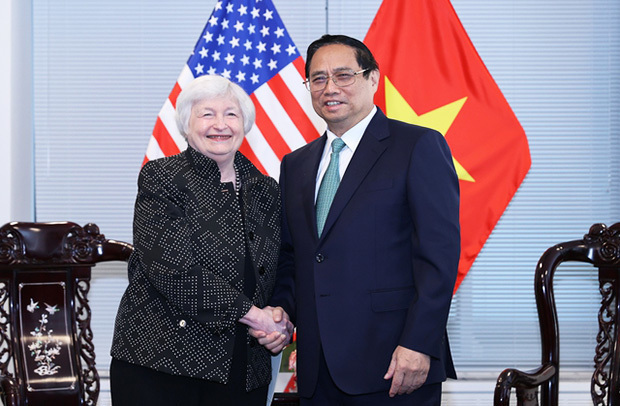 米国のイエレン財務長官（左）と握手するファム・ミン・チン首相（政府公式サイトから）