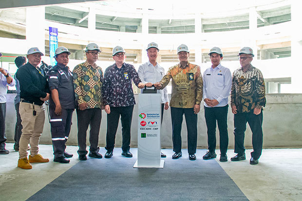 産業省は、西ジャワ州プルワカルタ県でインドネシア・マニュファクチャリング・センターの上棟式を行った＝19日（同省提供）