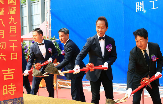 アンバサダーパレスホテル台北の着工式典で鍬入れする関係者（国賓大飯店提供）