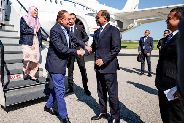ニューヨークに到着したアンワル首相（手前左）は、先に米国入りしていたザンブリー外相（同右）の出迎えを受けた＝20日（アンワル氏の公式フェイスブックより）