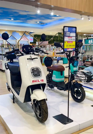 エレクトロニック・シティー・インドネシア（ＥＣＩ）はＳＣＢＤ支店で電動バイクなどを取り扱っている（同社の公式インスタグラムより）