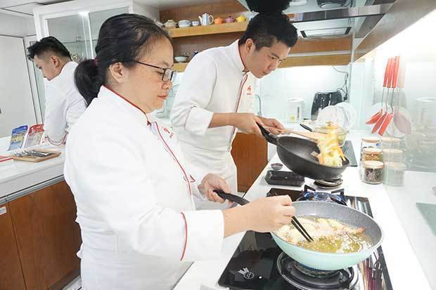 ベトナム味の素のオフィスで学校給食用のメニューを調理する従業員＝８月、ホーチミン市