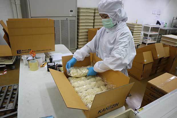 タイ工場は１日１万食強の麺を生産できる能力を持つ＝９月21日、タイ・サムットプラカン県（ＮＮＡ撮影）