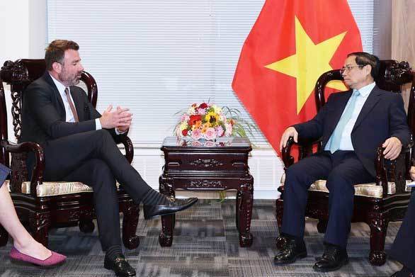 アップルのニック・アマン副社長と会談するファム・ミン・チン首相＝右（ベトナム政府公式サイトから）