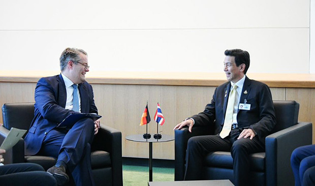 タイのパーンプリー外相（右）がドイツのリントナー外務省国務大臣と会談し、要請した（タイ外務省提供） 