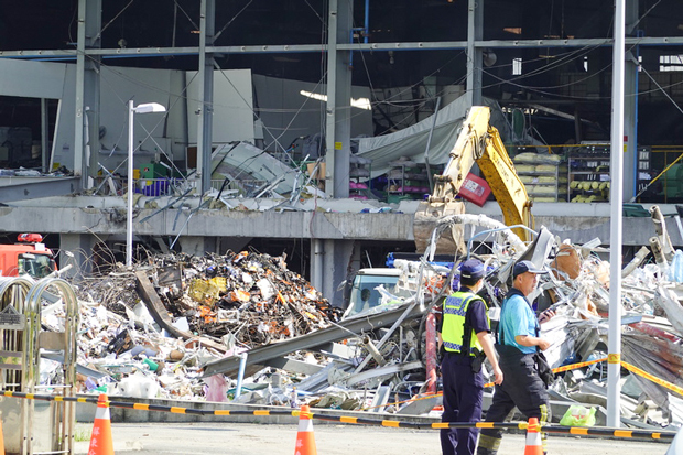 明揚国際科技の屏東県にある工場では25日午前も行方不明者の捜索が行われた（中央通信社） 