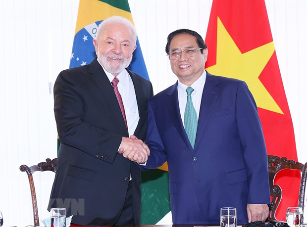 ファム・ミン・チン首相（右）はブラジルでルラ大統領と会談した（政府公式サイトから）