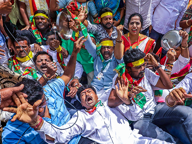 インド南部カルナタカ州の放水に抗議した人々＝26日、同州ベンガルール（ＰＴＩ）