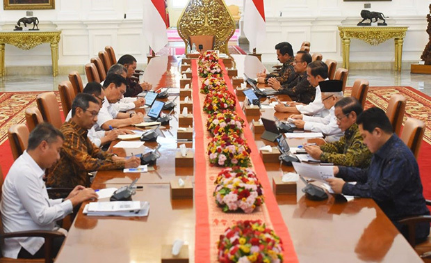 ジョコ大統領は限定閣僚会議を開き、公共交通機関の接続改善と運賃徴収システムの統合を指示した＝27日（内閣官房提供）