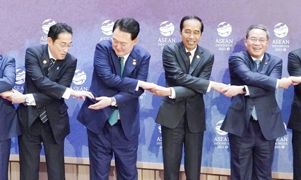 ＡＳＥＡＮプラス３の首脳会議で、手を取り合い撮影に臨む（左から）岸田首相、韓国の尹錫悦大統領、インドネシアのジョコ大統領、中国の李強首相＝ジャカルタ（共同）