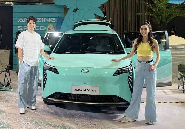 中国の広州汽車傘下のＥＶメーカー「ＡＩＯＮ」は、タイでＥＶ「Ｙプラス」を発売し同国市場に参入した。外観は、天使の羽をかたどったフロントライトが特徴。約250億円を投じて工場整備も進める＝９月９日、バンコク（ＮＮＡ撮影）