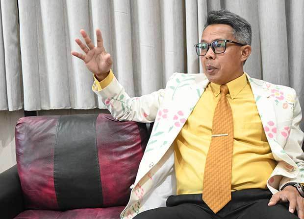パル市開発企画局（ＢＡＰＰＥＤＡ）のアルファン局長。パル市制45周年の記念式典に出席するため、スラウェシ中部の伝統的な布地のジャケットを着用していた＝９月27日、中スラウェシ州（ＮＮＡ撮影）