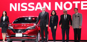 「ノート」を発表するタイ日産自動車のバルテス社長（左から２人目）ら＝17日、バンコク（ＮＮＡ撮影）