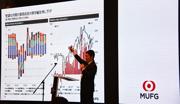 三菱ＵＦＪ銀行の横尾氏は、インドネシアの堅調な内需とコモディティー価格の下落により、貿易黒字額は今後目減りしていくとの見方を示した＝16日、ジャカルタ特別州（ＮＮＡ撮影）