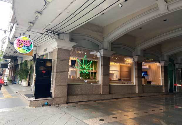 スクンビット通りには大麻販売店が乱立している＝26日、タイ・バンコク（ＮＮＡ撮影）