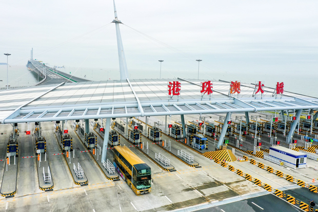 香港と珠江デルタ西部を陸路で連結した港珠澳大橋＝１月、珠海（新華社）