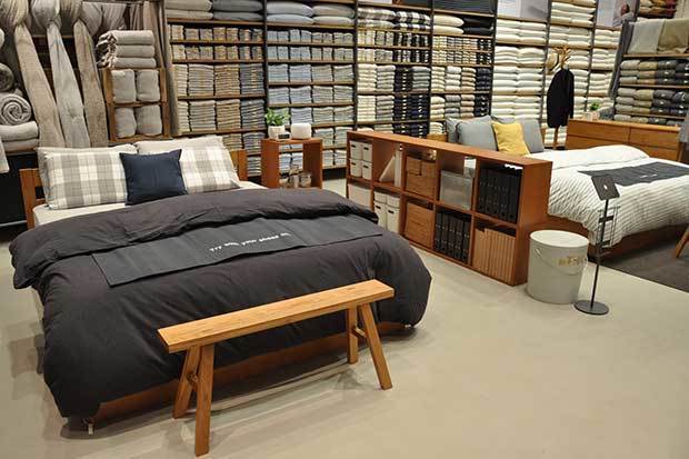 売り場の広さを生かし、ベッドをインドで初めて２台展示した＝無印良品のムンバイの新店（ＮＮＡ撮影）