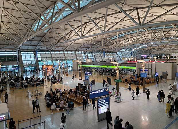 海外へ出かける人でにぎわう仁川国際空港の出発ロビー＝韓国・仁川、2023年４月（ＮＮＡ撮影）