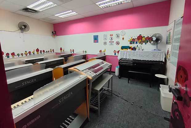 マレーシアのヤマハ音楽教室のレッスン室の一例。この部屋で行われる幼児科のグループレッスンを経て、生徒たちはグレード試験受験に向けた個人レッスンに進んでいく（筆者提供）