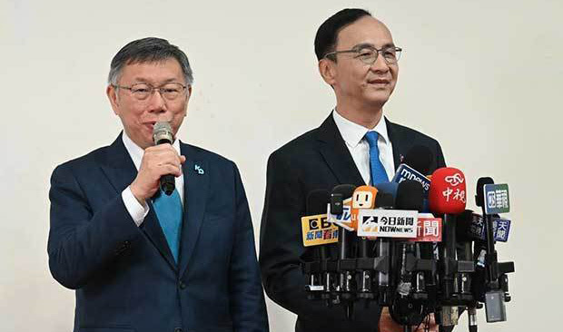 国民党の朱立倫主席（右）と民衆党の柯文哲主席は政党協商会議を開き、４項目の共同声明を発表した＝10月30日、台北（ＮＮＡ撮影）
