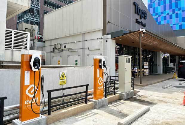 スーパーに設置されたＥＶ充電器。さまざまな施設で設置が進んでいる＝13日、タイ・バンコク（ＮＮＡ撮影）