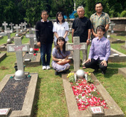 2016年４月、樋口修さんが眠るジャカルタの英雄墓地で。樋口さんが亡くなって20年目の命日に住友商事の関係者らと一緒に墓参した（内原さん提供）