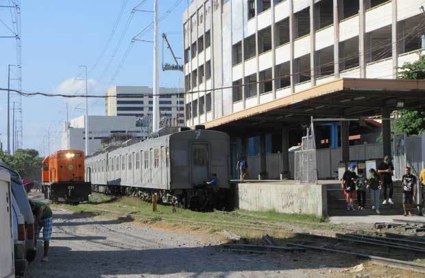 日本製中古電車を用いた近郊列車＝2023年３月、アラバン（筆者撮影）