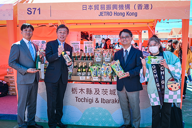 栃木・茨城ブースで食品をＰＲする（左から）味珍味（香港）の呉徳暁マネジングディレクター、岡田健一・在香港日本国総領事（大使）、ジェトロ香港の天野真也所長ら