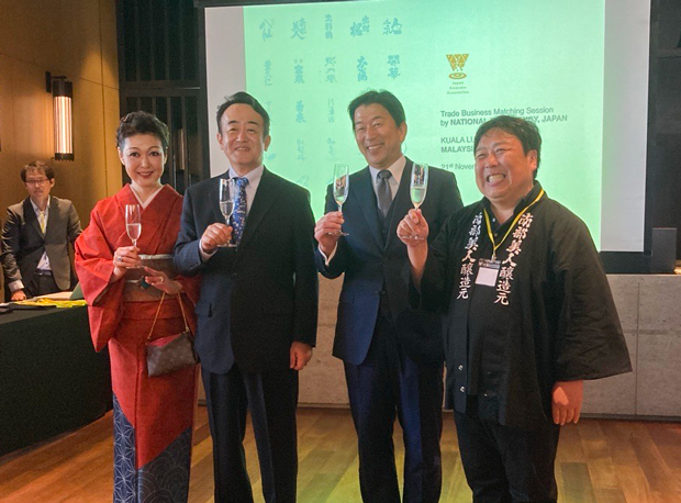開会式に出席した高橋克彦駐マレーシア日本大使（左から２人目）とａｗａ酒協会の永井氏（左から３人目）＝21日、クアラルンプール（ＮＮＡ撮影） 