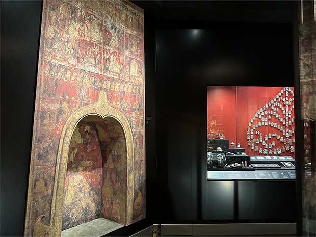 大塚オーミ陶業が製作したアユタヤ遺跡のワット・ラチャブラナ壁画（左）＝チャオ・サン・プラヤー博物館（大塚オーミ陶業提供）